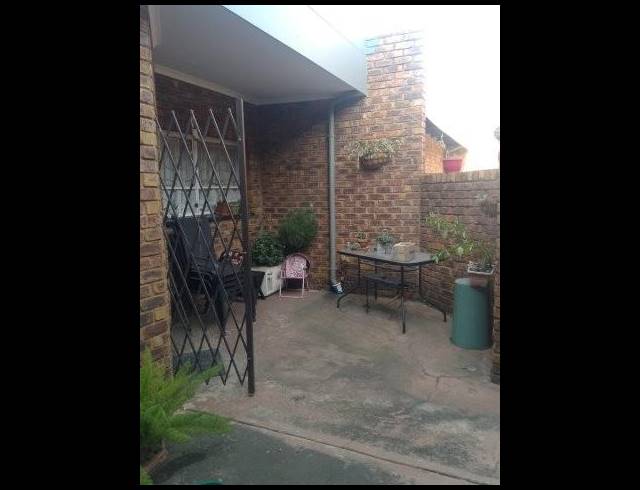 2 BEDROOM TOWNHOUSE FOR SALE IN PETERSFIELD